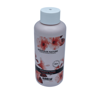 Le flacon rose de 250 ml du Shampoing Douceur Hibiscus Rouge - Sublimo est composé à 95 % d'ingrédients naturels et contient des fleurs d'hibiscus rouges. C'est le choix idéal pour des cheveux brillants et nourris, avec un doux parfum de fleur d'hibiscus rouge.