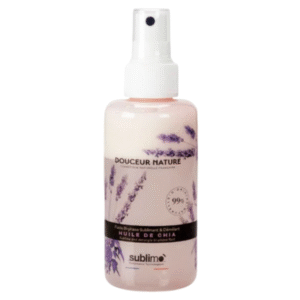 Un flacon pulvérisateur de 150 ml de « Fluide Bi-phase Sublimant & Démêlant - Huile de Chia » présente des motifs lavande, une pompe blanche et une étiquette mettant en valeur sa formule à 99 % d'ingrédients naturels.