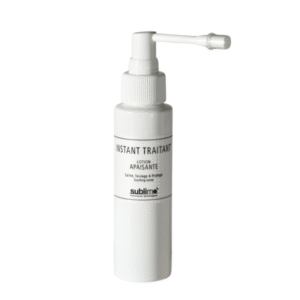 Un flacon pompe blanc de 200 ml étiqueté « Lotion Apaisante-Sublimo » se dresse debout sur un fond blanc, conçu pour apaiser et hydrater les cuirs chevelus sensibles.