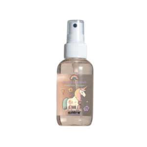 Le flacon vaporisateur transparent de 90 ml de l'Eau de senteur Licorne-Lama-Sublimo est doté d'un embout blanc et d'une étiquette ludique représentant une licorne avec des arcs-en-ciel, des cœurs, des étoiles et l'inscription « sublime » au fond, idéal pour les enfants. Le fond est blanc.