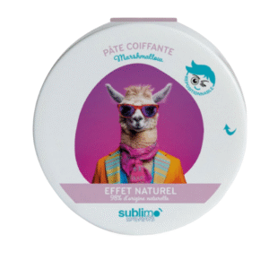 La Pâte Coiffante Marshmallow-Lama-Sublimo-75ml se présente dans un contenant rond avec un lama en lunettes de soleil, costume et foulard sur fond violet, offrant des cheveux souples et un "Effet Naturel" sans effort.