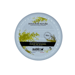 Un flacon rond blanc étiqueté « DOUCEUR NATURE » avec des fleurs de mimosa jaunes et un texte en français/anglais, attestant d'une origine naturelle à 96 %. Voici Sublimo Soin Profond Protection Couleur Fleur de Mimosa 150 ml.