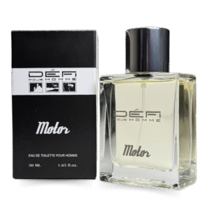 Un flacon de 50 ml de Parfum Motor – Défi pour Homme se dresse à côté de son écrin noir. Le flacon transparent au bouchon argenté est assorti à l'emballage, qui affiche le nom du produit en blanc et argent.