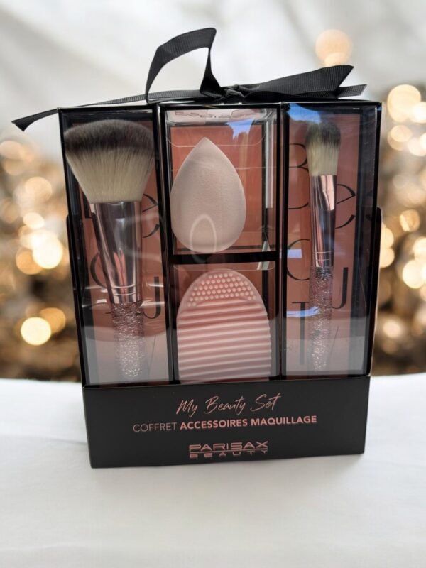 Le Coffret accessoires maquillage Parisax Beauty, un ensemble beauté au packaging noir épuré, comprend deux pinceaux de maquillage, une éponge estompeuse et un nettoyant pour pinceaux en silicone rose. Il est élégamment présenté sur une surface blanche au fond légèrement flouté et scintillant.