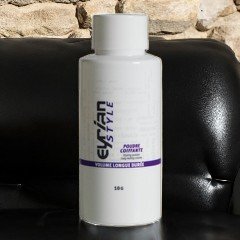 Un flacon blanc étiqueté « Poudre Structurante – Eyrian » repose sur une surface en cuir noir contre un mur en pierre. Le flacon, aux accents violets, prétend contenir 10 g de produit pour cheveux longue durée.