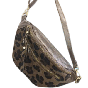 Le Sac banane cuir véritable léopard irisé est un sac à bandoulière élégant avec une sangle et un dessus en métal doré, un imprimé léopard chic et deux compartiments zippés sur le devant.