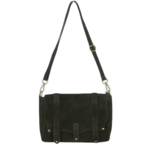 Un noir besace cuir véritable style daim avec une longue sangle réglable, des accessoires dorés, une fermeture à rabat, des surpiqûres décoratives et des détails de boutons.