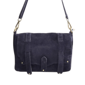 Sac croisé en cuir suédé véritable bleu marine avec fermeture à rabat, lanières décoratives, ferrures en laiton et bandoulière réglable.