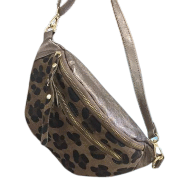 Le Sac banane cuir véritable léopard irisé est un sac à bandoulière élégant avec une sangle et un dessus en métal doré, un imprimé léopard chic et deux compartiments zippés sur le devant.
