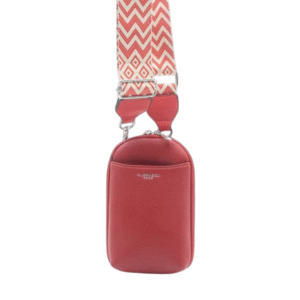 Pochette compacte pour smartphone en simili-cuir Flora&Co, rouge foncé, avec une large lanière amovible à motif géométrique en zigzag rose et blanc, sur fond blanc.