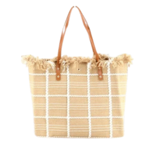 Le sac cabas porté épaule coton tressé carreaux franges présente un motif à carreaux en coton tissé, un bord supérieur effiloché et des lanières en cuir marron, ce qui confère un charme sans effort à toutes les tenues.