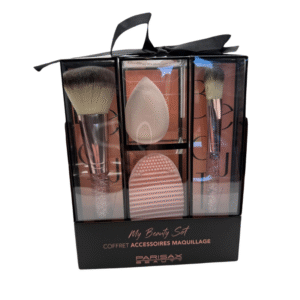 Découvrez le Coffret accessoires maquillage Parisax Beauty : un coffret composé de deux pinceaux, d'une éponge rose et d'un nettoyeur de pinceaux en silicone dans une élégante boîte noire et transparente étiquetée "My Beauty Set".