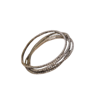 Quatre bracelets fins et texturés en métal et strass se superposent élégamment sur un fond blanc-Bracelet élastique en métal et strass (4) / Canon de fusil, idéal pour une superposition chic avec vos bijoux préférés.