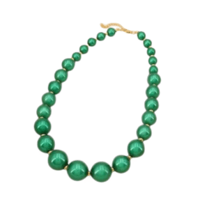 Le Collier billes acryliques colorées /Vert se compose de perles acryliques vertes graduées et d'un fermoir doré, sur fond blanc.