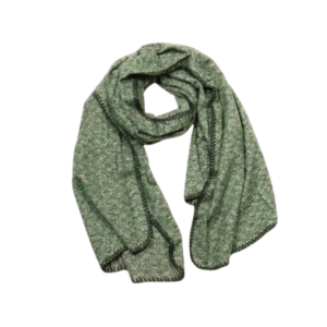 Une écharpe chinée longue à carreaux (Vert kaki) au motif subtilement moucheté, tricotée et présentée à plat et enroulée sur un fond blanc.