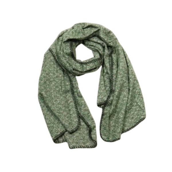 Une écharpe chinée longue à carreaux (Vert kaki) au motif subtilement moucheté, tricotée et présentée à plat et enroulée sur un fond blanc.