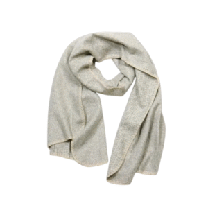 Une longue écharpe chinée à carreaux, de couleur naturelle/beige, en tissu doux et texturé, est posée à plat et pliée librement sur un fond blanc.