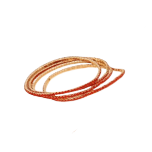 Un ensemble de quatre bracelets élastiques en métal et strass rouge corail, le Bracelet élastique en métal et strass (4) / Rouge corail, parfait pour empiler dans un style tendance chic.