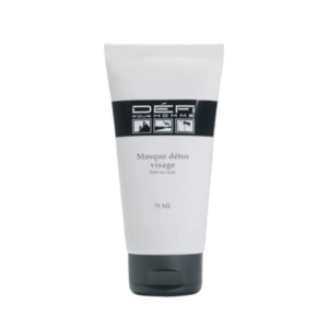 Un tube blanc de 75 ml de Masque Détox- Défi pour Homme avec des accents noirs et un capuchon rabattable se tient debout sur un fond blanc. L'étiquette indique « Défi pour Homme Masque détox visage » – un masque purifiant détox pour le visage pour hommes.
