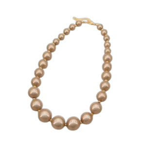 Le Collier billes acryliques colorées présente de grandes perles acryliques rondes de couleur beige sur un seul fil avec un fermoir doré, offrant un aspect naturel inspiré des styles de collier fantaisie.