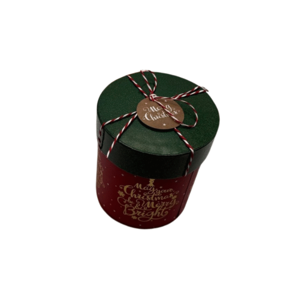 La Boîte-cadeau ronde- Noël -Rouge et verte est une boîte-cadeau rouge festive avec un couvercle vert, attachée avec une ficelle rouge et blanche et une étiquette marron "Joyeux Noël", avec des textes et des motifs de Noël dorés.