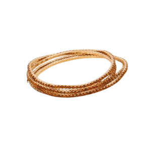 Quatre bracelets élastiques en métal et strass de couleur cognac, empilés sur un fond blanc, capturent le style chic des bracelets à accumulation.