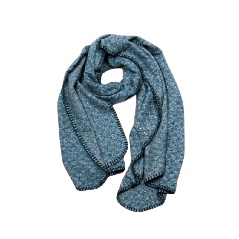 L'Echarpe chinée longue à carreaux /Bleu foncé est une longue et douce écharpe à carreaux bleus avec des mouchetures subtiles et des surpiqûres foncées, soigneusement pliée en boucle et présentée sur un fond blanc uni.