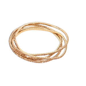Un ensemble de quatre bracelets élastiques en métal et strass de couleur champagne-Bracelet élastique en métal et strass (4)/Champagne-entrelacés et disposés de façon circulaire sur un fond blanc.