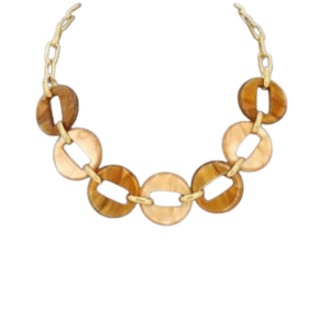 Le Collier court à gros maillons en acrylique / Marron présente des maillons ronds marron et beige alternés, reliés par des liens rectangulaires dorés, visibles sur fond blanc.