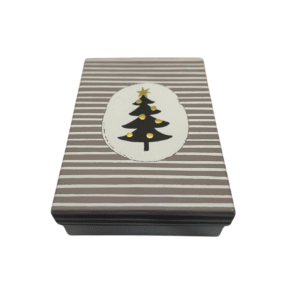 La Boîte Cadeau -Rectangulaire -Noël -Sapin noir présente des rayures horizontales grises et blanches avec un sapin de Noël noir, des décorations dorées et une étoile sur un couvercle ovale blanc - parfait pour les cadeaux de fin d'année.