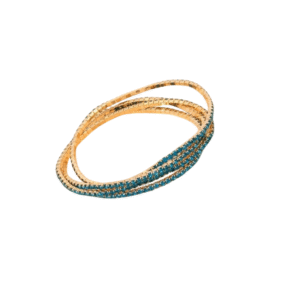 Un ensemble de trois bracelets en or, dont un avec des pierres bleues, s'associe parfaitement au Bracelet élastique en métal et strass (4) / Bleu-idéal pour un look empilé chic. Le tout est élégamment présenté sur fond blanc.