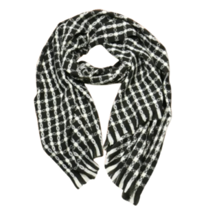 Un Echarpe noir motif géométrique / Noir, présentant un motif géométrique blanc entrecroisé avec des détails circulaires, est soigneusement disposé dans une boucle lâche.