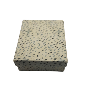 La Boîte Cadeau -Rectangulaire -Noël -Pois présente une base beige avec des points mouchetés gris et noirs, présentée fermée sur un fond blanc - un choix idéal pour les cadeaux de fin d'année.
