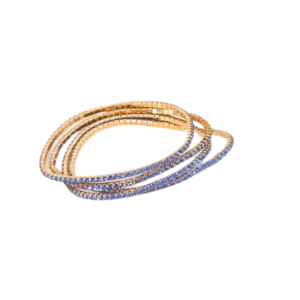 Trois bracelets en or, dont le Bracelet élastique en métal et strass (4) en bleu ciel, sont empilés sur un fond blanc. Deux d'entre eux sont ornés de petites pierres précieuses bleues pour un look empilé chic et tendance.