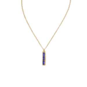 Collier Collier maillons ovales chic en or, avec un pendentif vertical étroit composé de quatre cristaux rectangulaires bleus, inspiré du style Collier cristaux rectangulaires.