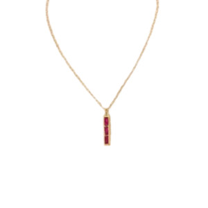 Chaîne délicate en or, le Collier maillons ovales et pendentif cristaux rectangulaires /Rose présente un pendentif vertical avec trois cristaux rouges rectangulaires disposés en rangée.