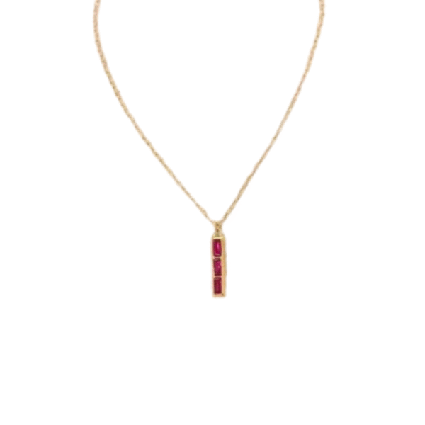 Chaîne délicate en or, le Collier maillons ovales et pendentif cristaux rectangulaires /Rose présente un pendentif vertical avec trois cristaux rouges rectangulaires disposés en rangée.