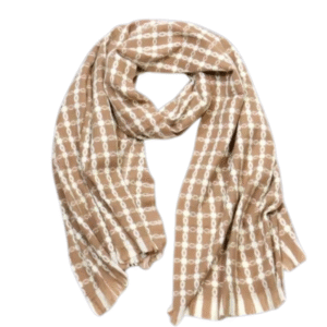 Motif géométrique Echarpe nude rose en laine et viscose chaudes, à motif de mailles blanches, drapé en plis amples sur fond blanc.