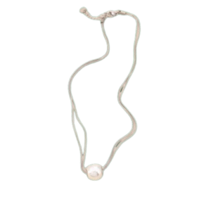 Le Collier avec double chaînes et sa perle / Argent est un délicat collier en argent avec deux chaînes et un pendentif en forme de perle ronde, présenté sur fond blanc.