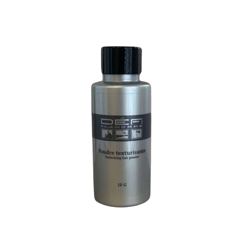Un flacon argenté de Poudre Texturisante - Défi pour Homme-10G avec un bouchon noir, étiqueté « Poudre texturisante », est posé sur un fond blanc uni.
