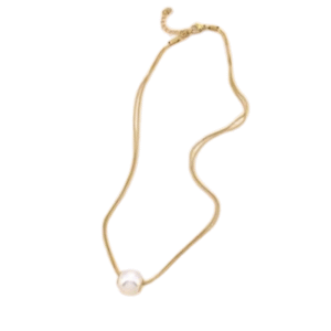 Le Collier avec double chaînes et sa perle / Doré est un délicat collier en or composé de deux chaînes, d'un pendentif en perle blanche et d'un fermoir réglable, le tout sur fond blanc.