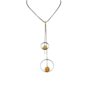 Le Pendentif anneaux métal boules cristal bicolore présente une fine chaîne moderne en argent avec deux cercles suspendus, chacun orné d'une perle jaune et d'une perle orange, créant un look asymétrique qui attire l'attention.
