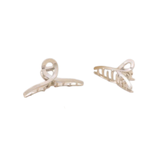 Deux griffes de cheveux casual dent croisées en métal sont représentées sur un fond blanc, l'une tournée vers l'avant et l'autre sur le côté. L'ensemble comprend deux griffes de cheveux beiges avec un motif en boucle.