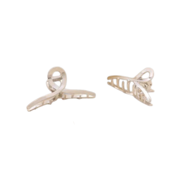 Deux griffes de cheveux casual dent croisées en métal sont représentées sur un fond blanc, l'une tournée vers l'avant et l'autre sur le côté. L'ensemble comprend deux griffes de cheveux beiges avec un motif en boucle.