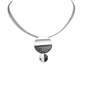Le Collier pendentif géométrique résine est un collier moderne en argent avec un pendentif rond comportant deux cercles reliés, chacun orné de motifs abstraits métalliques et réfléchissants.