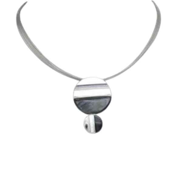 Le Collier pendentif géométrique résine est un collier moderne en argent avec un pendentif rond comportant deux cercles reliés, chacun orné de motifs abstraits métalliques et réfléchissants.