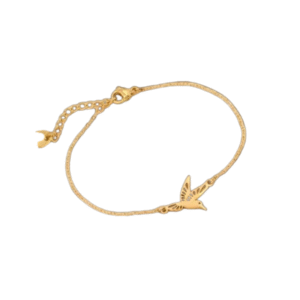 Le Bracelet pendentif oiseau colibri en vol / Doré est un délicat bracelet en chaîne en acier inoxydable de couleur or avec une petite breloque colibri et un fermoir réglable, présenté sur un fond blanc.