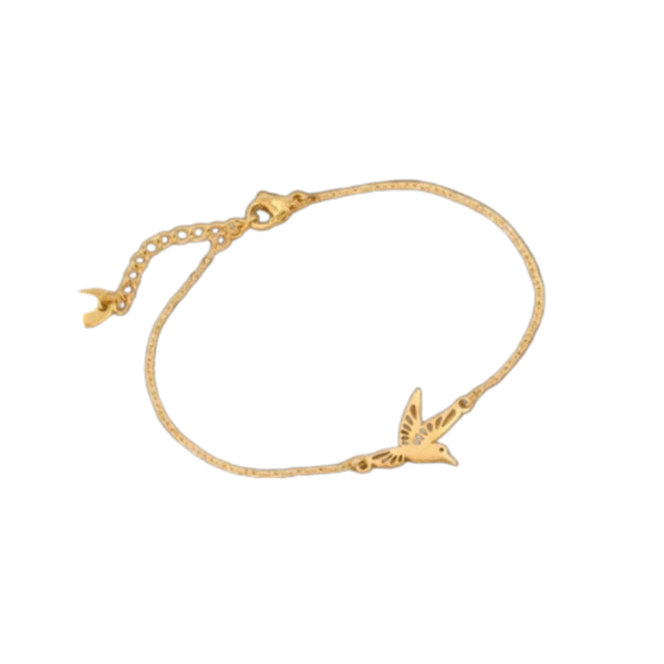 Le Bracelet pendentif oiseau colibri en vol / Doré est un délicat bracelet en chaîne en acier inoxydable de couleur or avec une petite breloque colibri et un fermoir réglable, présenté sur un fond blanc.