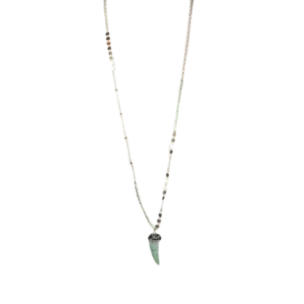 Le Sautoir bobo chic corne d'abondance /Vert est un délicat collier de perles avec une fine chaîne, un pendentif vert clair en forme de corne et de petites perles rondes, incarnant le chic et l'élégance sans effort.