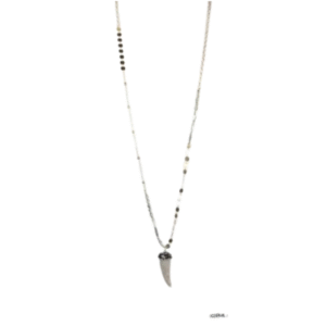 Le Sautoir bobo chic corne d'abondance/Beige est composé de petites perles régulièrement espacées et d'un pendentif central en forme de corne pour un look délicat et élégant.